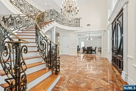 512 Winterburn Grove Cliffside Park NJ 07010