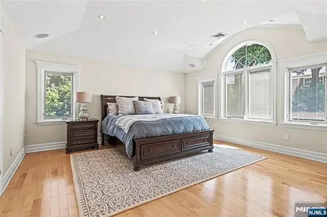512 Winterburn Grove Cliffside Park NJ 07010