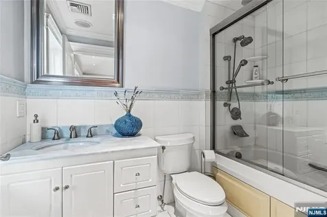 512 Winterburn Grove Cliffside Park NJ 07010
