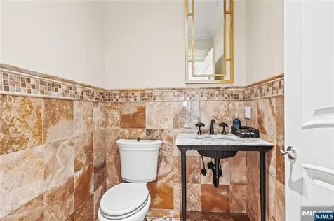 512 Winterburn Grove Cliffside Park NJ 07010