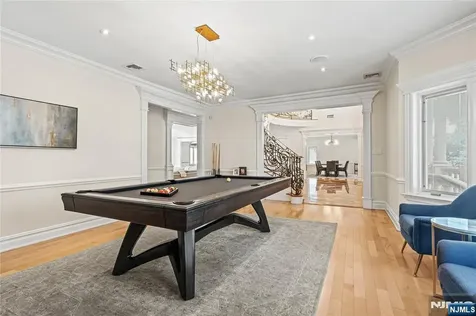512 Winterburn Grove Cliffside Park NJ 07010