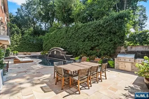 512 Winterburn Grove Cliffside Park NJ 07010