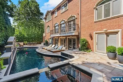 512 Winterburn Grove Cliffside Park NJ 07010