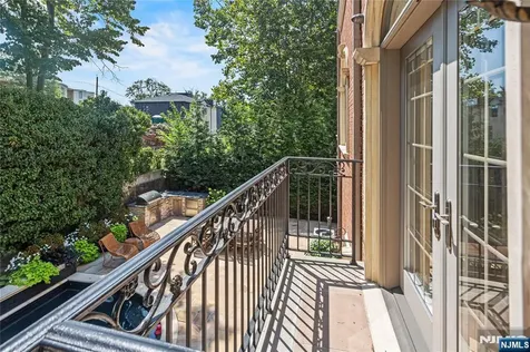 512 Winterburn Grove Cliffside Park NJ 07010
