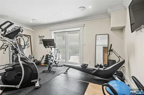512 Winterburn Grove Cliffside Park NJ 07010