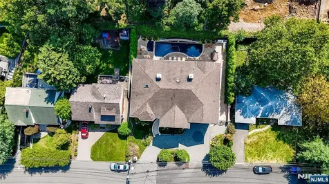 512 Winterburn Grove Cliffside Park NJ 07010