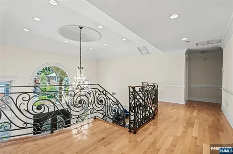 512 Winterburn Grove Cliffside Park NJ 07010