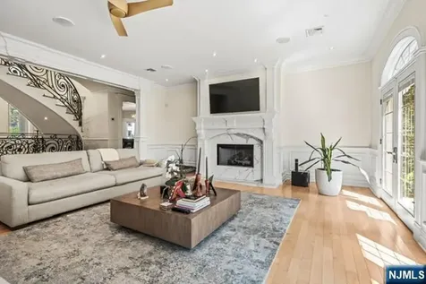 512 Winterburn Grove Cliffside Park NJ 07010