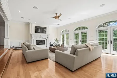 512 Winterburn Grove Cliffside Park NJ 07010