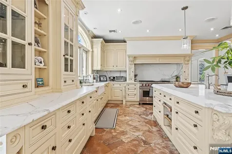 512 Winterburn Grove Cliffside Park NJ 07010