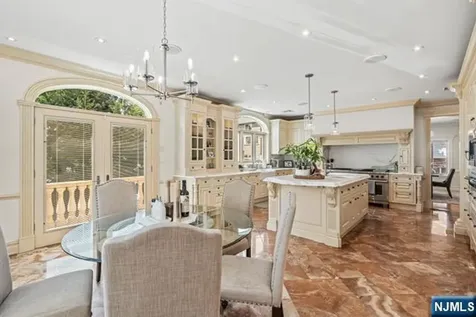 512 Winterburn Grove Cliffside Park NJ 07010