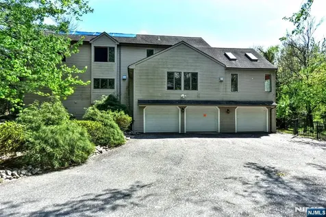962 Arapaho Trail Franklin Lakes NJ 07417