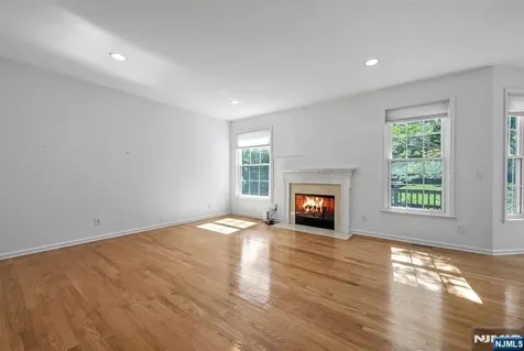17 Crooked Hill Oakland NJ 07436