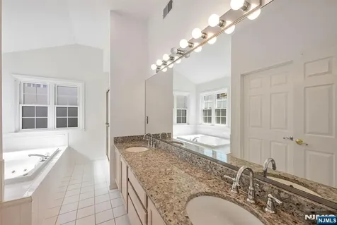 17 Crooked Hill Oakland NJ 07436