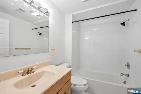 17 Crooked Hill Oakland NJ 07436