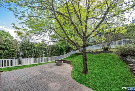 17 Crooked Hill Oakland NJ 07436