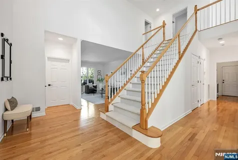 17 Crooked Hill Oakland NJ 07436