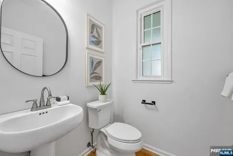 17 Crooked Hill Oakland NJ 07436