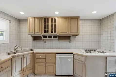 2 Lloyd Place Belleville NJ 07109
