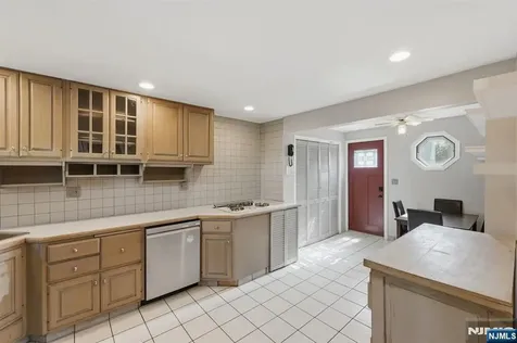 2 Lloyd Place Belleville NJ 07109
