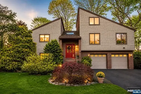4 Lesa Lane Hillsdale NJ 07642