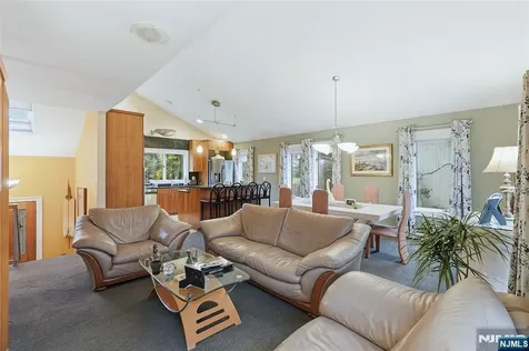 4 Lesa Lane Hillsdale NJ 07642