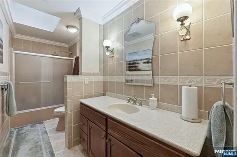 4 Lesa Lane Hillsdale NJ 07642