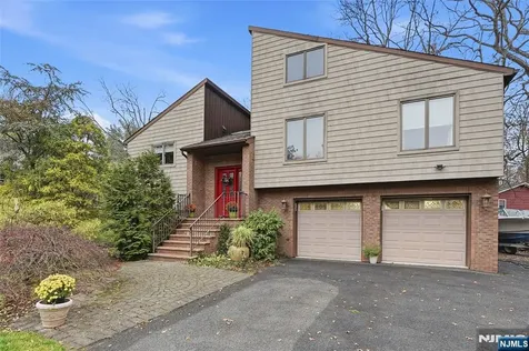 4 Lesa Lane Hillsdale NJ 07642