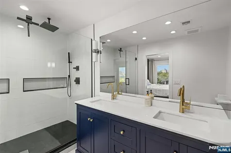 7 Oakdene Terrace Edgewater NJ 07020