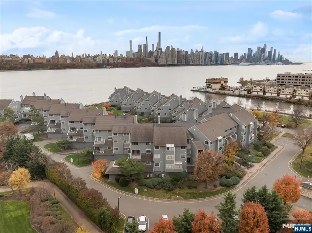 9B Cove Lane North Bergen NJ 07047