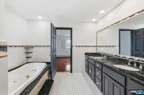 9B Cove Lane North Bergen NJ 07047