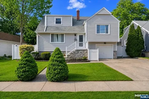 43 Berwyn Place Bergenfield NJ 07621