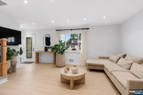 43 Berwyn Place Bergenfield NJ 07621