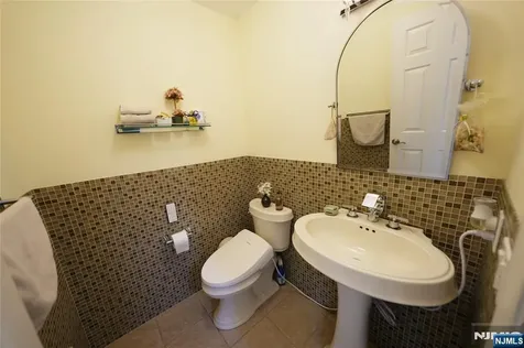 10 Queens Lane Wayne NJ 07470