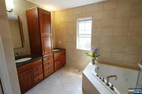 10 Queens Lane Wayne NJ 07470