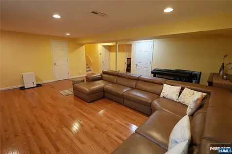 10 Queens Lane Wayne NJ 07470