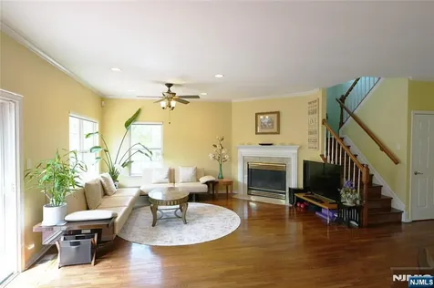 10 Queens Lane Wayne NJ 07470