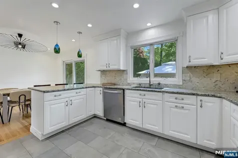 154 Spring Valley Road Park Ridge NJ 07656