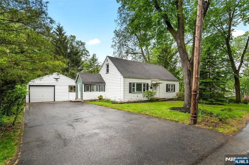 85 Serpentine Road Demarest NJ 07627