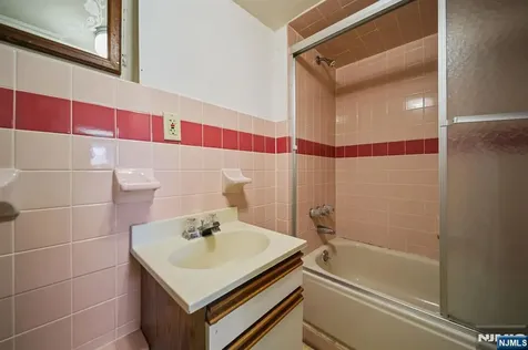 304 Gilbert Avenue Elmwood Park NJ 07407