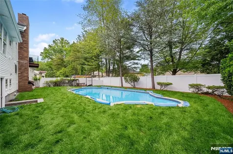 16 Coles Court River Edge NJ 07661