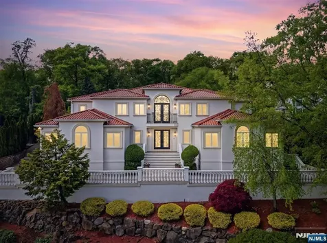 27 Mountainwood Court Totowa NJ 07512