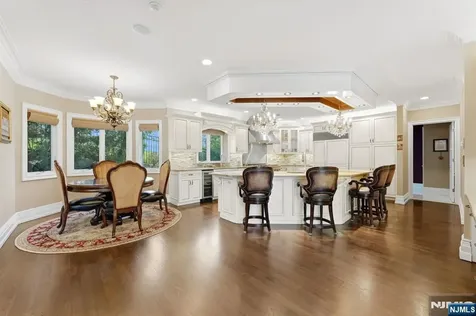 27 Mountainwood Court Totowa NJ 07512