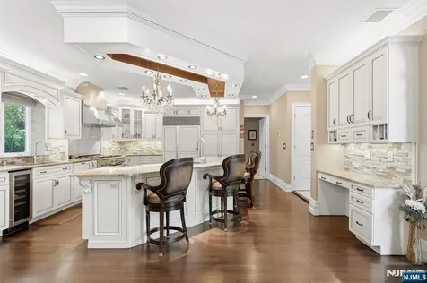 27 Mountainwood Court Totowa NJ 07512