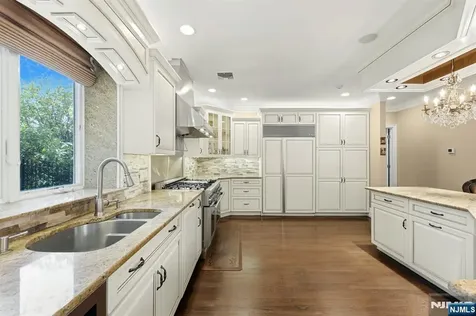 27 Mountainwood Court Totowa NJ 07512