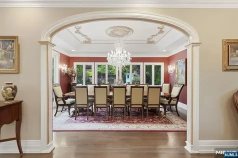 27 Mountainwood Court Totowa NJ 07512