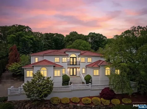 27 Mountainwood Court Totowa NJ 07512
