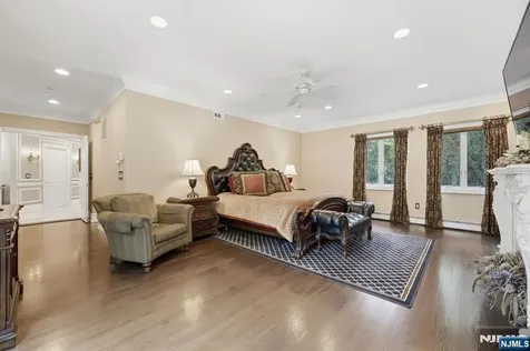 27 Mountainwood Court Totowa NJ 07512