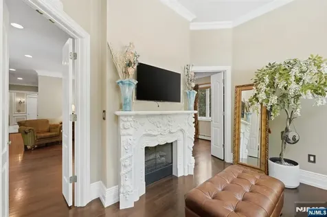 27 Mountainwood Court Totowa NJ 07512