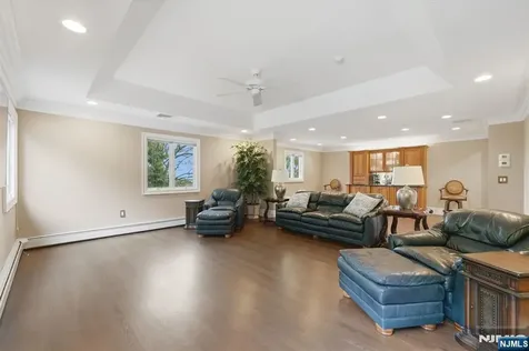 27 Mountainwood Court Totowa NJ 07512